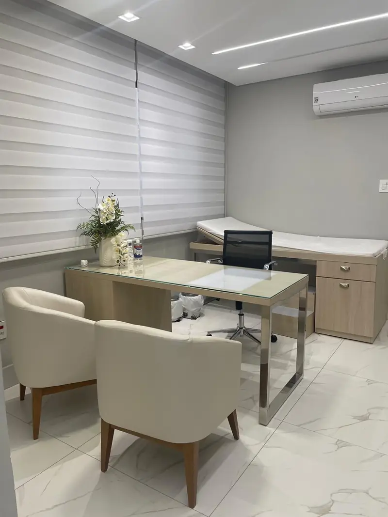 Sala de consulta com maca de exame